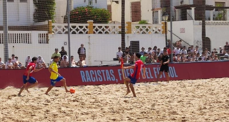 Piłka Nożna Plażowa to stosunkowo nowy sposób gry w piłkę nożną na plaży. Skontaktuj się z nami i stwórz grupę przyjaciół do gry. Czekamy na Ciebie!