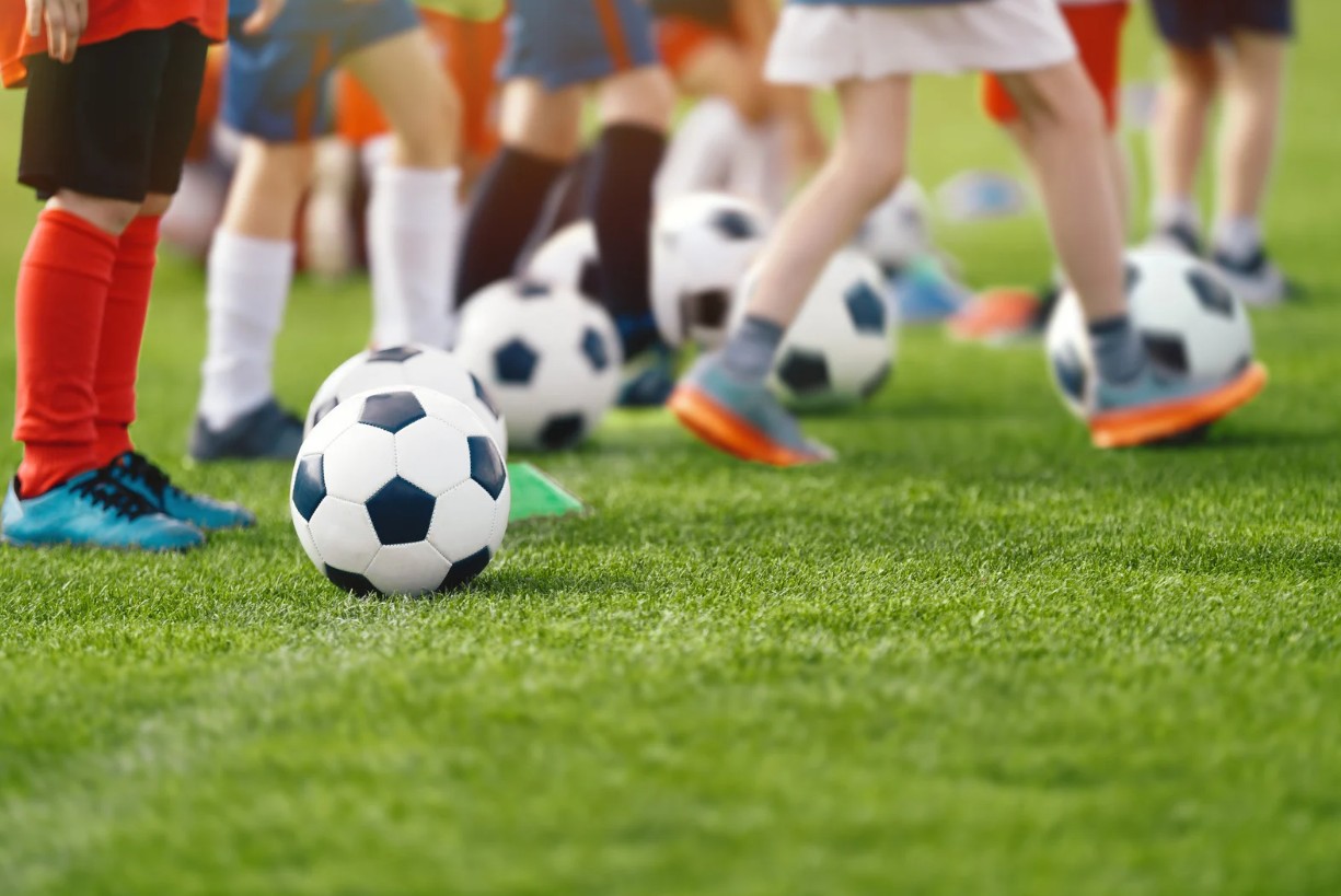 Wakacyjna przygoda dla młodych piłkarzy: Obozy sportowe jako alternatywa dla turniejów